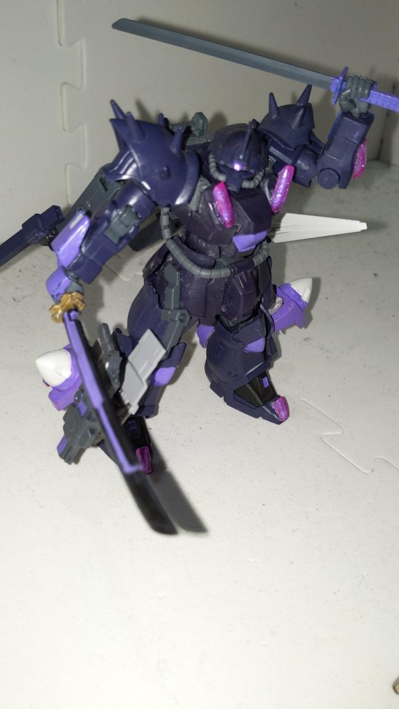 多彩な武装や高いステルス性能によるトリッキーな攻め手と、疑似太陽炉でより強化されたイフリート系列固有の優れた機動力と高い白兵戦能力の両立。それがイフリートナハト・アメジスティアーの特徴です。どちらかといえば自分から攻めるよりも、のらりくらりと生き延びて味方のサポートをしつつ隙あれば敵を奇襲で仕留める戦い方を想定してます。チームの他メンバーのフォロー兼ポイントゲッター的な。将来ガンプラバトルが可能になったらこいつを使いこなす事ができるように頑張りたいです……ハイ……(小声)