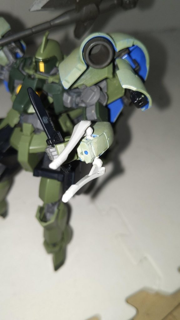 両肩の装甲にはアーマーシュナイダーが鞘ごと取り付けられていて、素早く抜き放つ事が可能。左腕にはヘルムヴィーゲの角を流用した電磁クローを固定装備。