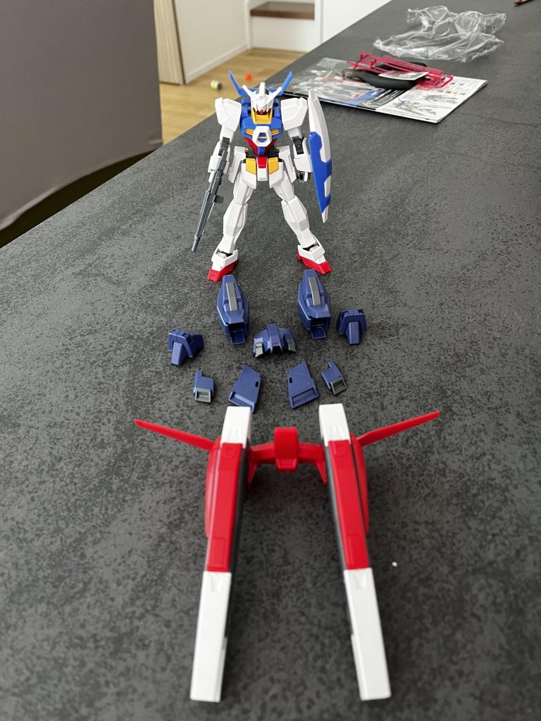 素組両腕のシールド以外も塗装しようかと思いましたが、塗装ハゲが怖い(磁石接続まではめんどくさいw)のでパスしました。ホント素組でもカッコいい!!フルグランサはノーマルAGEが完全再現(たぶん)に武装もりもりなのでとってもお得!!