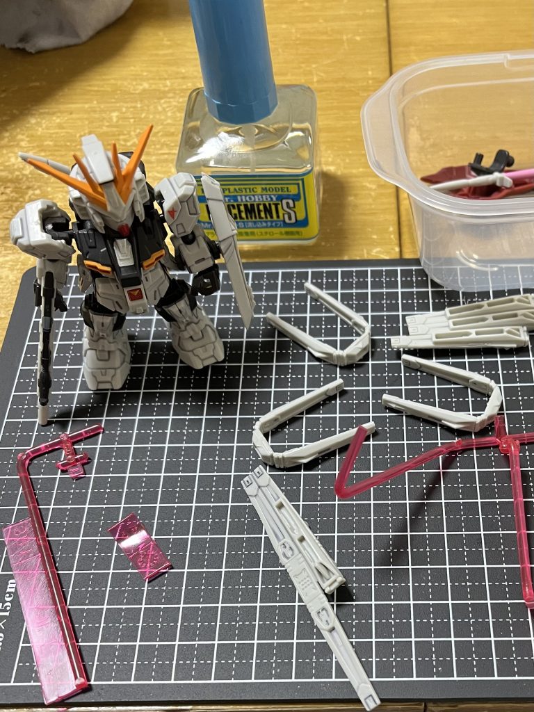 ファンネルを切り離して貼り付け中!始めは背中の部分2機、飛んでるの3機の計5機で行こうと思っていたけど、やっぱフィンファンネルは6機だよなぁ…とどうしても気になってExパーツ3個目購入…近所のドラッグストアにExパーツだけワゴン行きで売れ残っていて助かった(?)HWSもついでにゲット(使って無い)