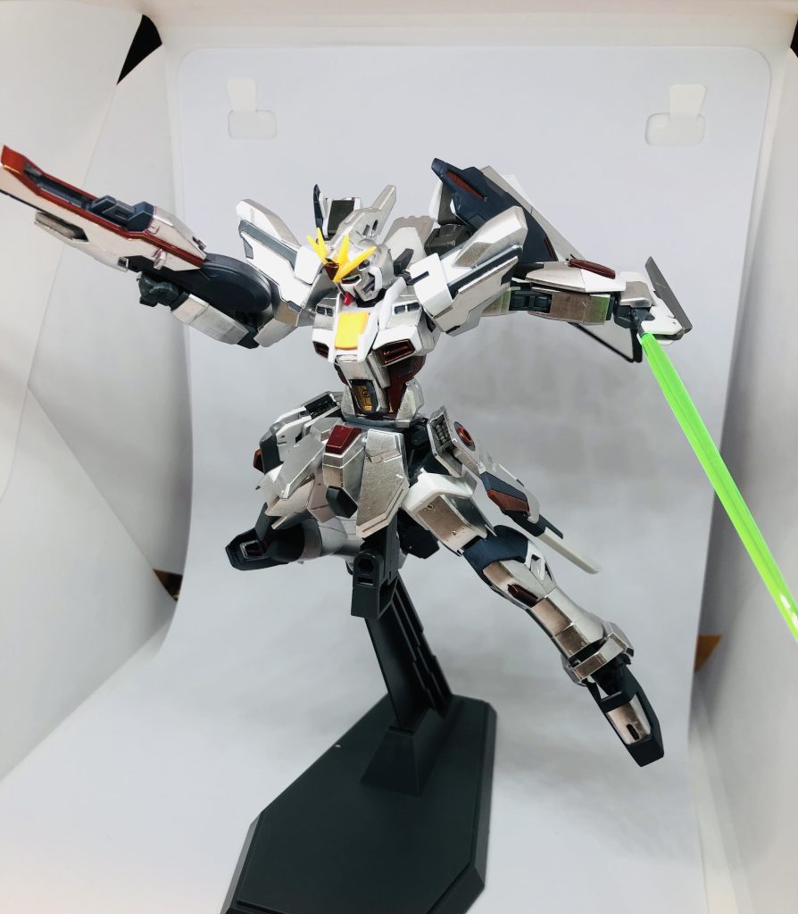 腰部バインダーに装備されたアーマーシュナイダー。ゴーストのヒートナイフの収納方法を参考にしてます。またビームサーベルを発振させることもできます。