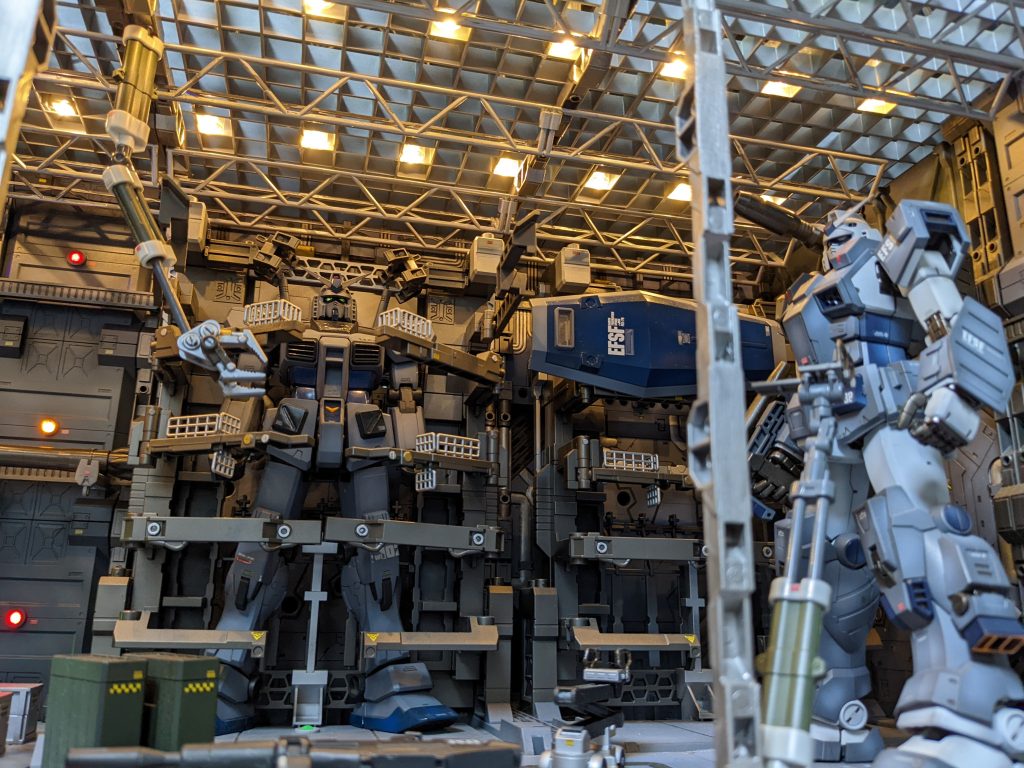 ハンガーに入っているのはメンテナンス中イメージのver.kaガンダムです。コンテナや小物等はジャンクパーツからそれらしく加工しています。