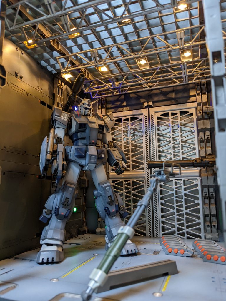 1/100サイズの格納庫を製作しました。床・壁などメインのパーツはwaveのhハンガーです。その他バンダイ製ディスプレイベースやダイソーのコンテナ等を加工して使用しています。