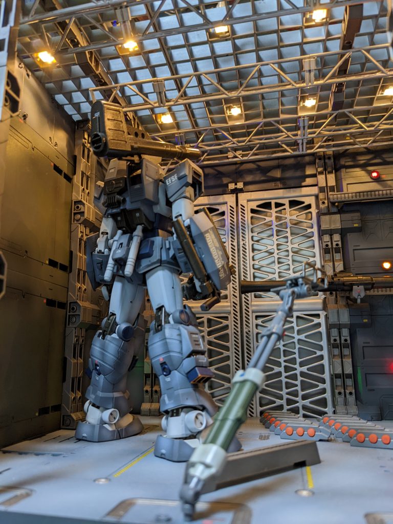 LEDも100均のイルミネーションライト。手軽で便利です。天井のパネルは格子の吹き抜けになっていて、LEDをつけなくても上から光が入り格納庫が暗くならないよう配慮しました。