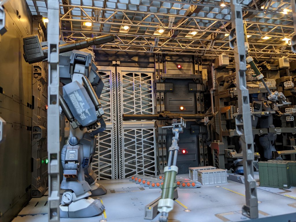 宇宙世紀の格納庫なので、グラデーション塗装はしていますが、汚しは極力控えています。全幅60センチなので、左右に分割可能になっています。奥に見える右側は後ほど詳細を掲載します。