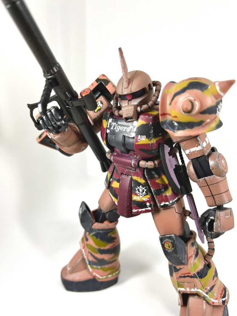 蓋を開けてみて初めて気付いたのですがこのキット、リバイブ版のシャアザクじゃないんですね。旧HGでした。プロポーションや、作りが古かったので筋彫りをオリジン風に入れたりしてディテールアップ頑張りました。