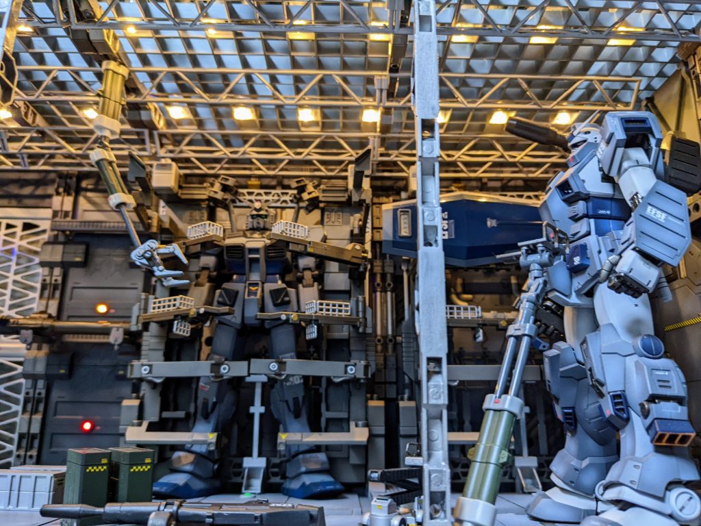 ユニコーンガンダム付属のケージを2台、hハンガーの規格に合わせて組みこんでいます。