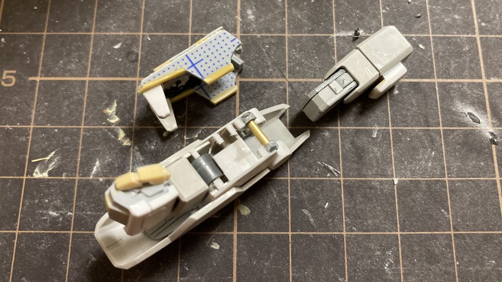 腕は合わせ目が出ないように真鍮線接続に変更。前腕はカバーを被せる形にしました。