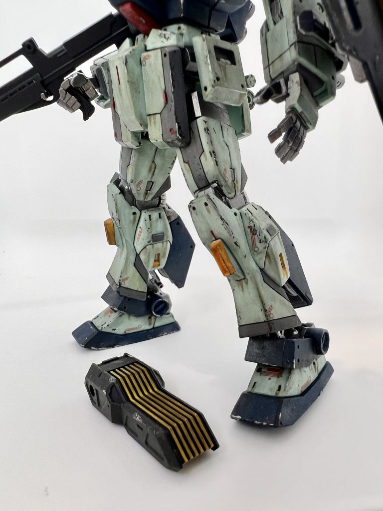 こんな感じでネオジム磁石を仕込んで簡単着脱。片側だけで2mmの磁石を4個、両面で8個使うことでしっかりくっつきポロリもありません。