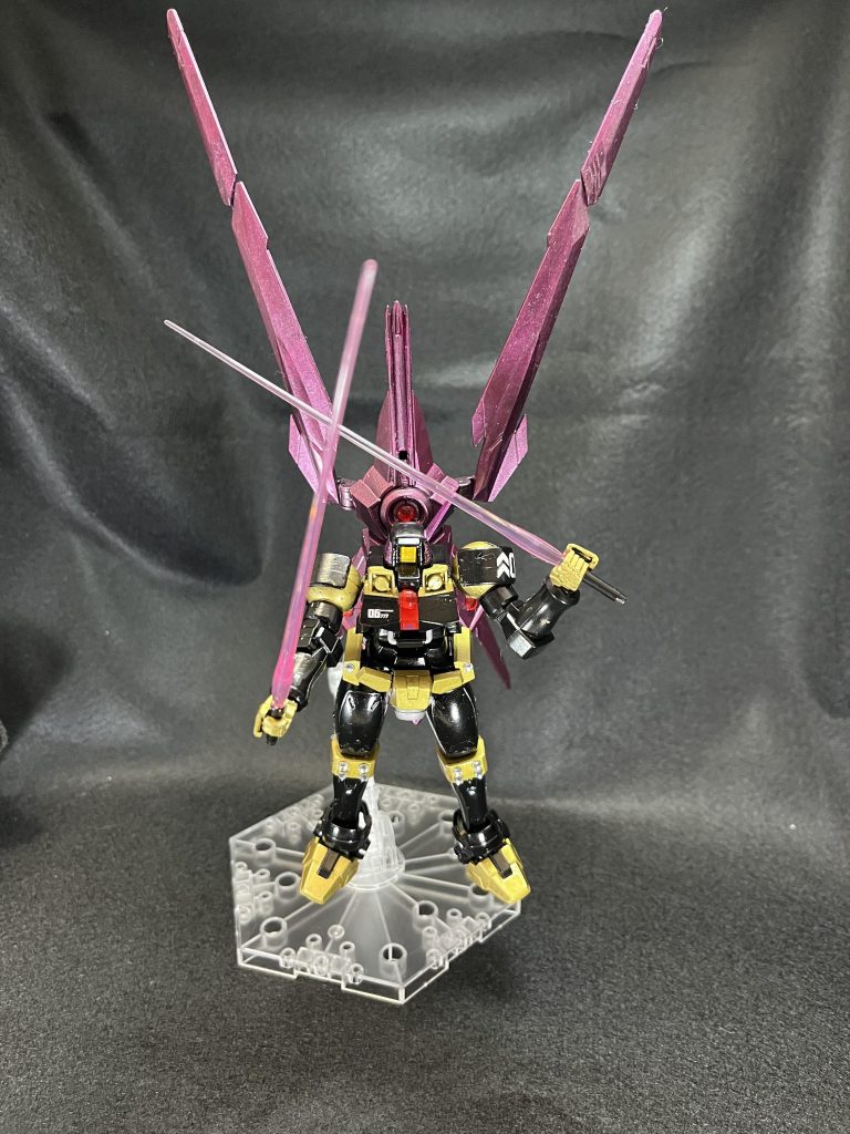 決戦モード。ガンプラ買い始めなので、ツインライフルとかないので、ビームサーベル二刀流にしました。私も接近戦が好きなので、これはこれで気に入ってます。