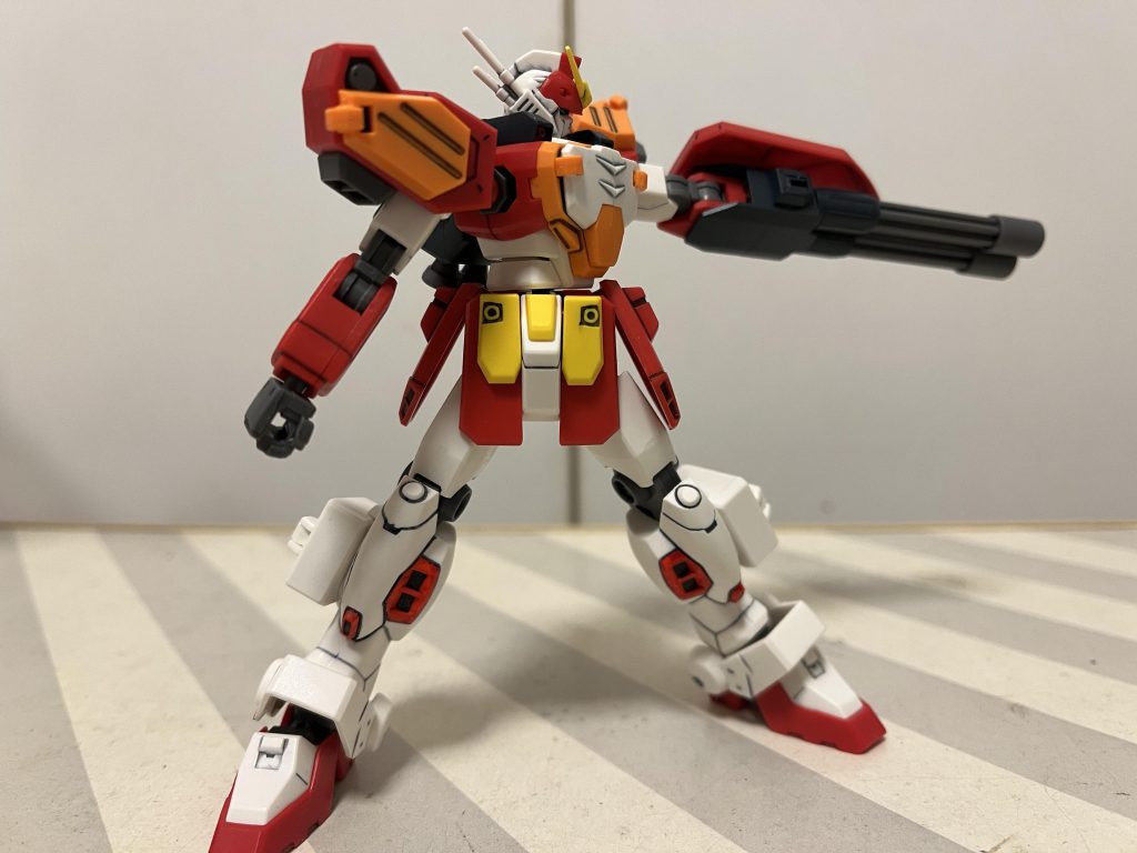 ヘビーアームズは躍動感よりも、敵に対しての余裕を感じるポーズが合うので、こういう方が良いですかね。