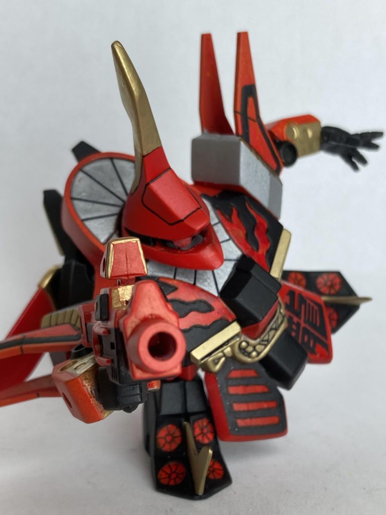 SDガンダム烈伝の作例ポーズ。モノアイは左右に振れます。襟部分をクリアランスして、頭部もスイングできます。足もポリキャップが可動するようにして、蹴りのポーズが取れるようになっています。合体ギミックが特徴的。悪役ですが、付属漫画にもちょくちょく出ていて、印象的なキットです。伝説の大将軍編で紫電鬼として復活したのは嬉しかっですね。