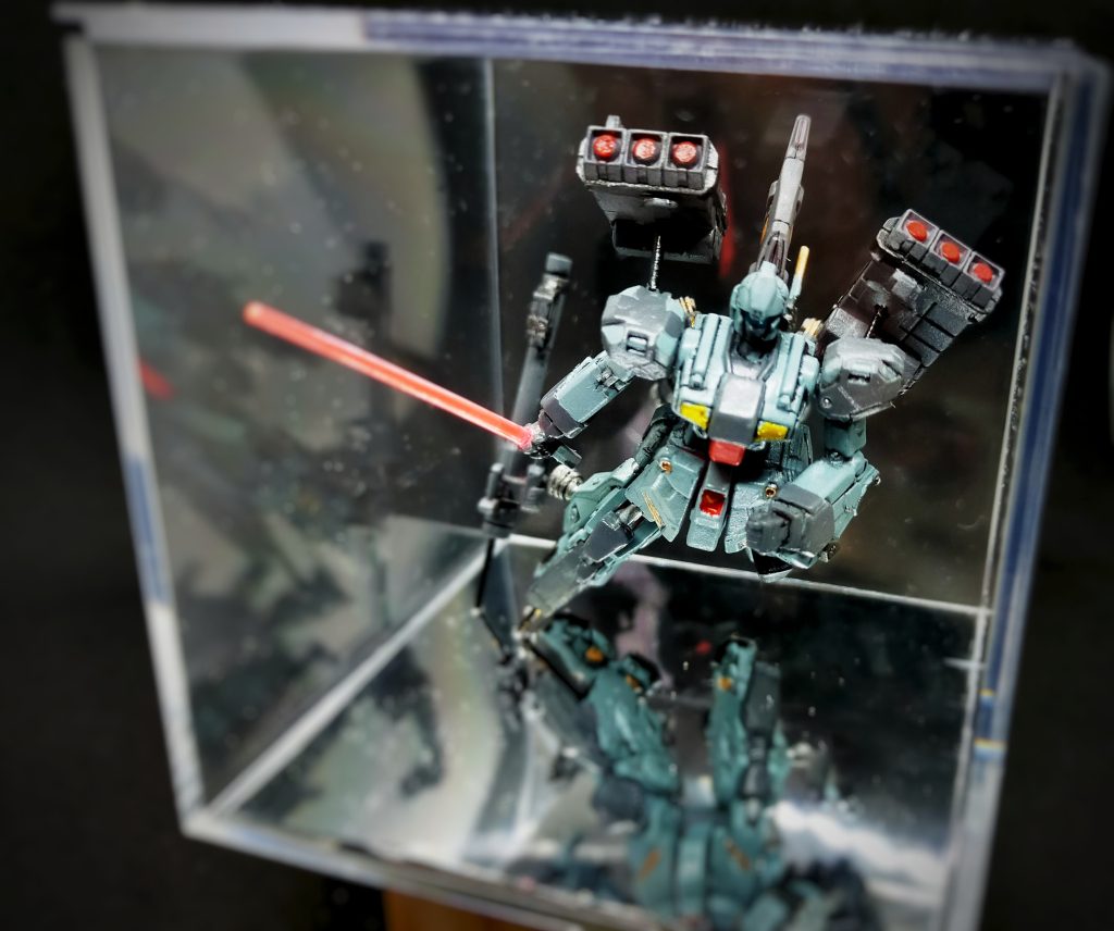 撮影後に100均のアクリルキューブに入れて保存しました。あと、4体こんな感じで作るつもりです。