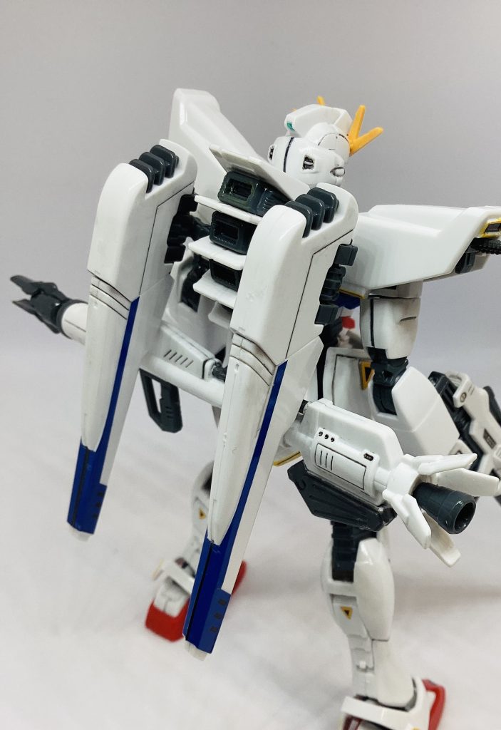 背部エンジン(？)のイエロー塗り分けをする腕はありませんでした…。