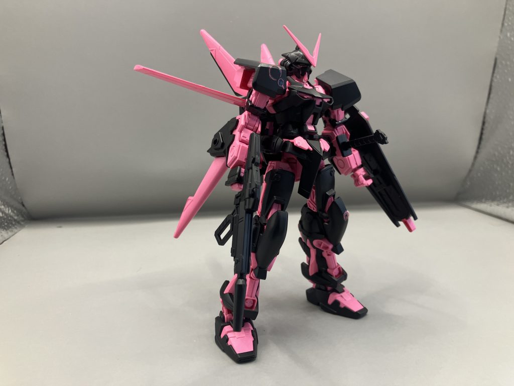 使用した塗料はガンダムマーカーの蛍光ピンクとブラックサーフェイサーです。