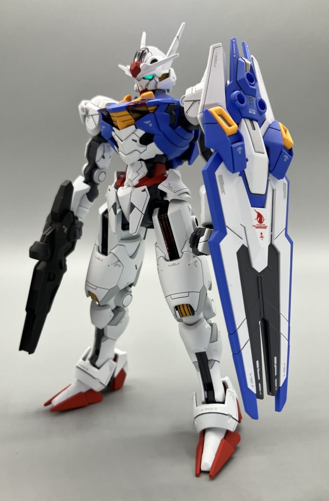 シールドのデカールはユニコーンメインです。余りデカール貼り付け