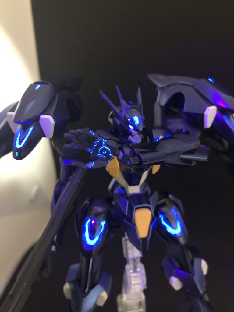 投稿者のお気に入りポイント。発光箇所がシェルユニットだけでは地味だったので様々なところに蛍光ブルーでスミ入れしました。