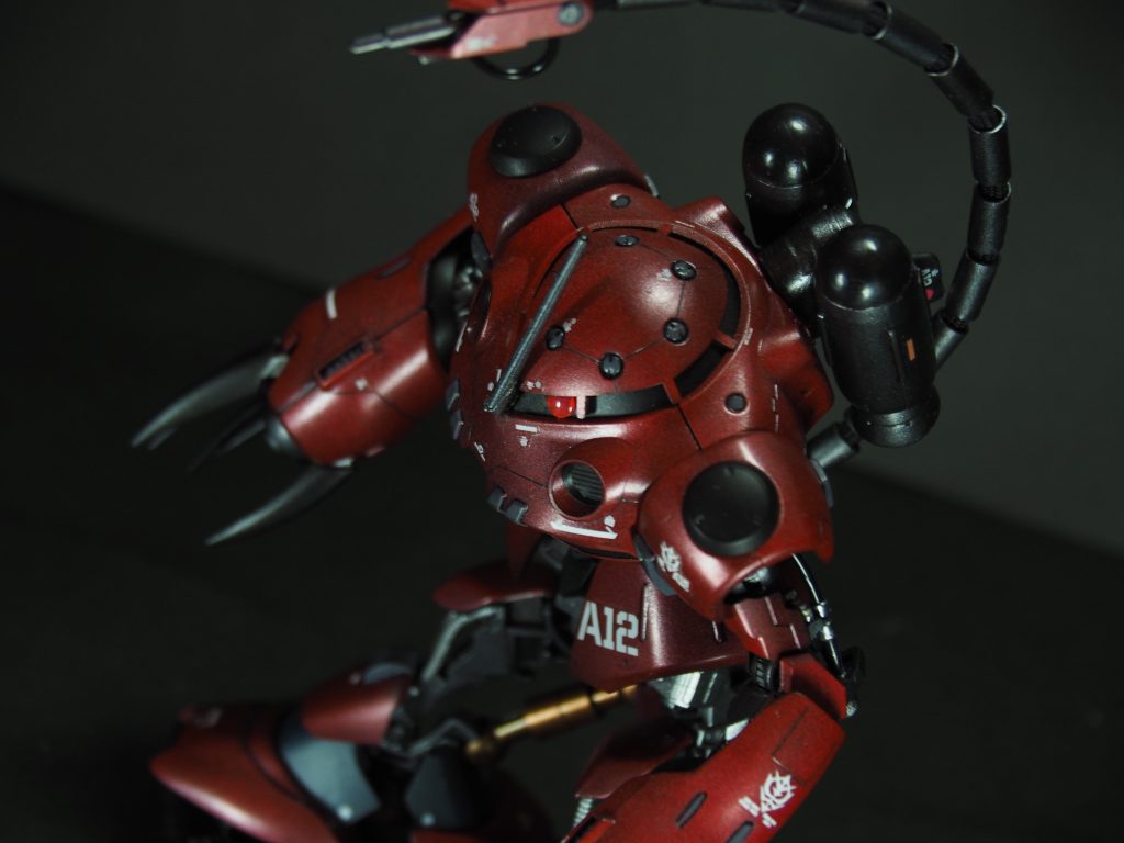 ズゴックeの背中のアンテナを、額につけてみました。塗装も、質感が出るような塗装にしてます。狙ったわけではありませんが、赤いボディとツノなので、とりあえずシャア専用ザクのデカール貼ってみました。スジボリも少し施してます。