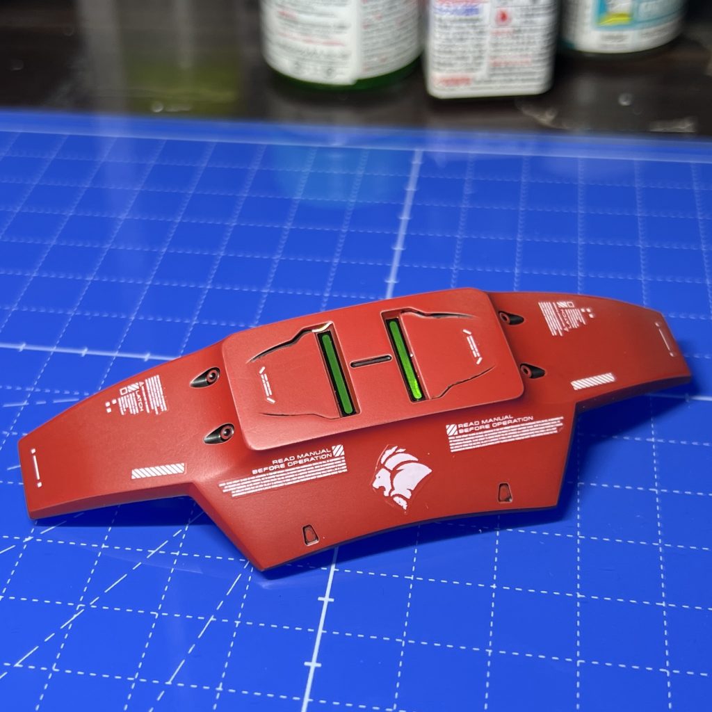 デカールを貼ってトップコートの後に肩部シールドにUVレジンを入れてシェルユニットを再現してみました。