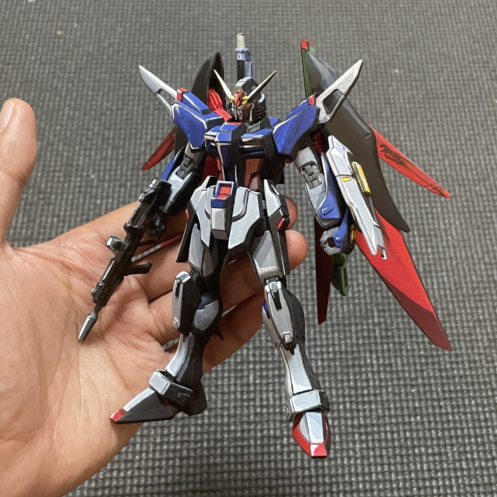 フロントアーマーを小型化することで脚がスラっと伸びました。可動が広いのは種っぽい動き出せるので良いのですが、何故形を変えてしまうのか…となんか思うところもあったわけですが、なら自分で戻せばいいじゃないかということで改修を始めました。完全に自己満足デスティニーです。