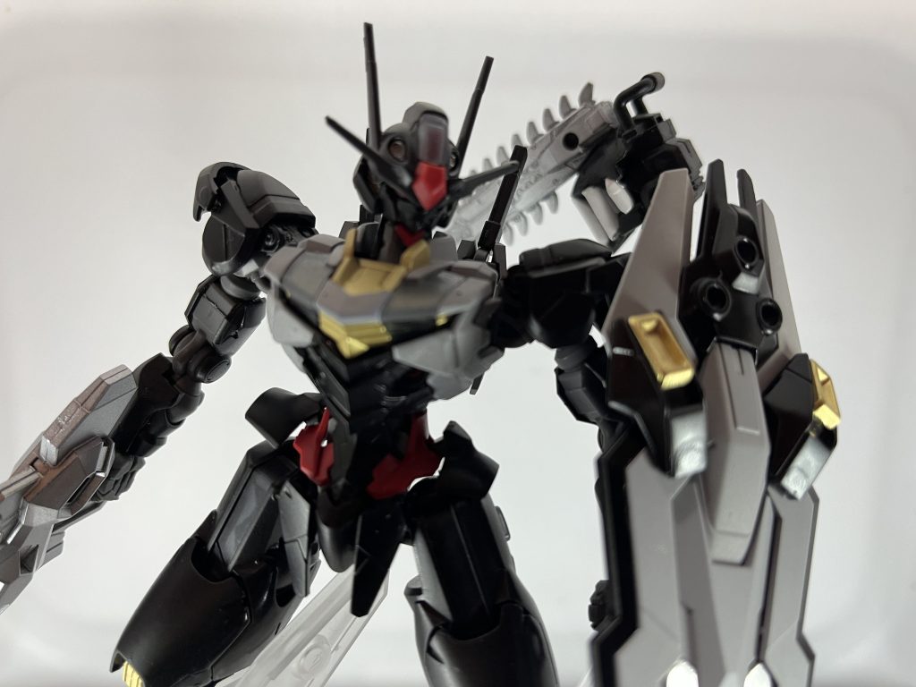 明けましておめでとう御座います✨新年最初はエアリアルC &エアリアルDでした!初回から流行でぶち込んでいこうとwもうあれですよ、チェーンソーマンの米津OPがかっこよくて創作意欲を起こさせたのがいけない(笑ノコギリパーツと素体のガンダムエアリアルが丁度再販しており、『夢』って題材にスレッタが合致していたのでセレクトしました。まさかシャイニングってこの惨劇用?(´・ω・)し、静かになさいなっw夢バトルの寸劇やるには大きい夢があって入手しやすい機体が必要で💦他には戦争根絶を目指すダブルオー関係かヴェイガン殲滅を目指すフリット&フルグランサとかが候補に挙がってました!機体はボディ部分は小汚いワイシャツ、他は黒いスーツのデンジ君をイメージしてこのカラーリングにしました。もうちょいワイシャツとか上半身の白成分多めで良かったかも(°▽°)とりあえず今年も楽しく活動していきたいと考えていますので宜しくお願いします!