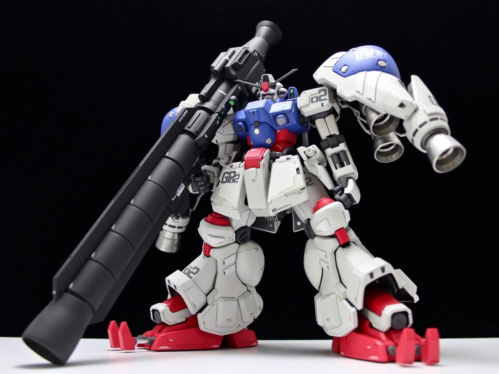 今回の製作のポイント、一番はスタイルの見直し。MGキットは小尻・脚長・腰高なのでどうも重厚感が足りない…と思い、腰回りをHGクシャトリヤのフレームを移植して再構成。フロント&リアアーマー、フンドシもプラ板で大型化して重心を下げています。