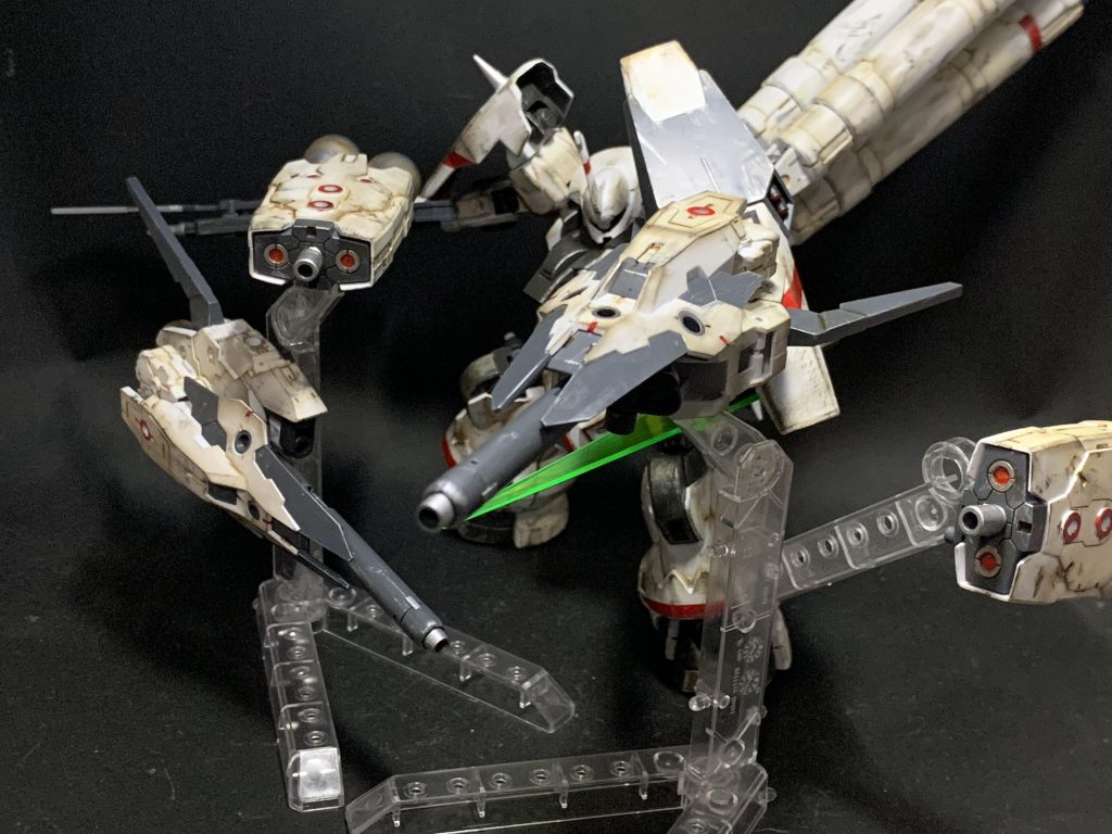 本機の存在意義であるドローンユニットは両脚とバックパックにそれぞれ二機搭載されている。試作型である為大型化しており、その分巨大なバーニアを備えている。バックパックには大型ビーム砲搭載型、脚部には小型ビーム砲・ミサイルポッド搭載型が装備される。装着時には機体の機動力を高める為大型のバーニアを搭載し高い推力を誇るが、後にドローンを飛ばしてしまうと機体自体の機動力がガタ落ちになり肝心の高機動試験が成り立たないという致命的欠陥が発見されている。…自称ドローンを始めほとんどの追加パーツは30MM産です🤣他パーツの内訳的には、ジェガンのシールド、ZZのライフル（ドローンの砲塔）、100均のジュエルシールなどを使用してます😄