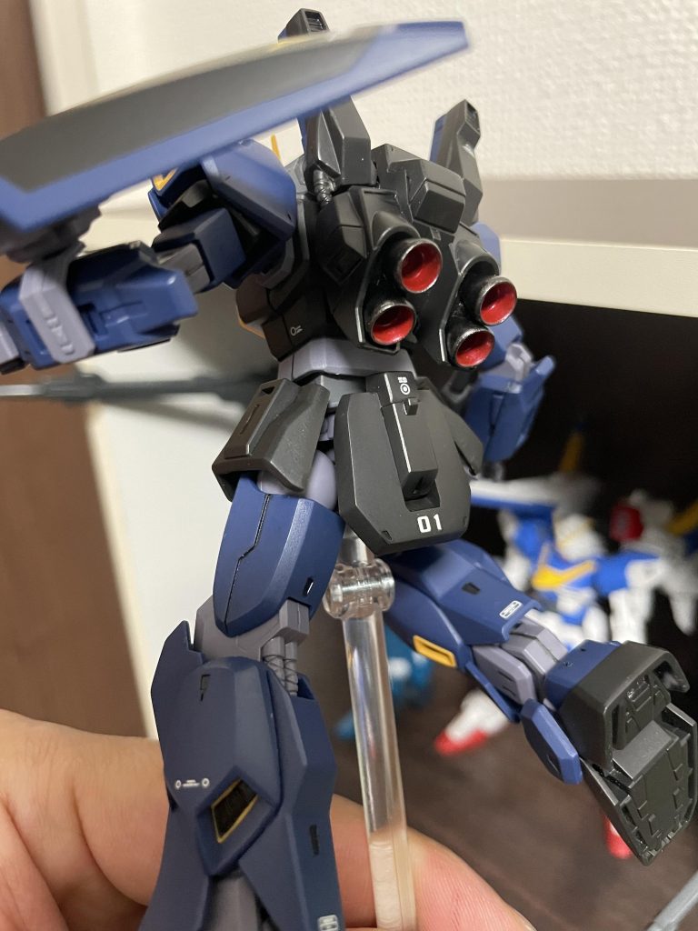 腰を捻ったり色々なポーズを取らせたら丸見えなジョイントパーツを隠すために内部フレームらしきものを自作。