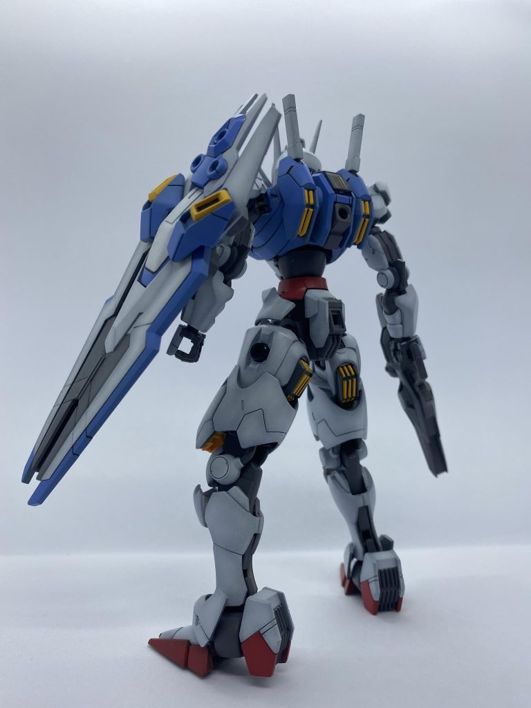 フィンは塗り分け。足首の付け根はパテで埋めました。