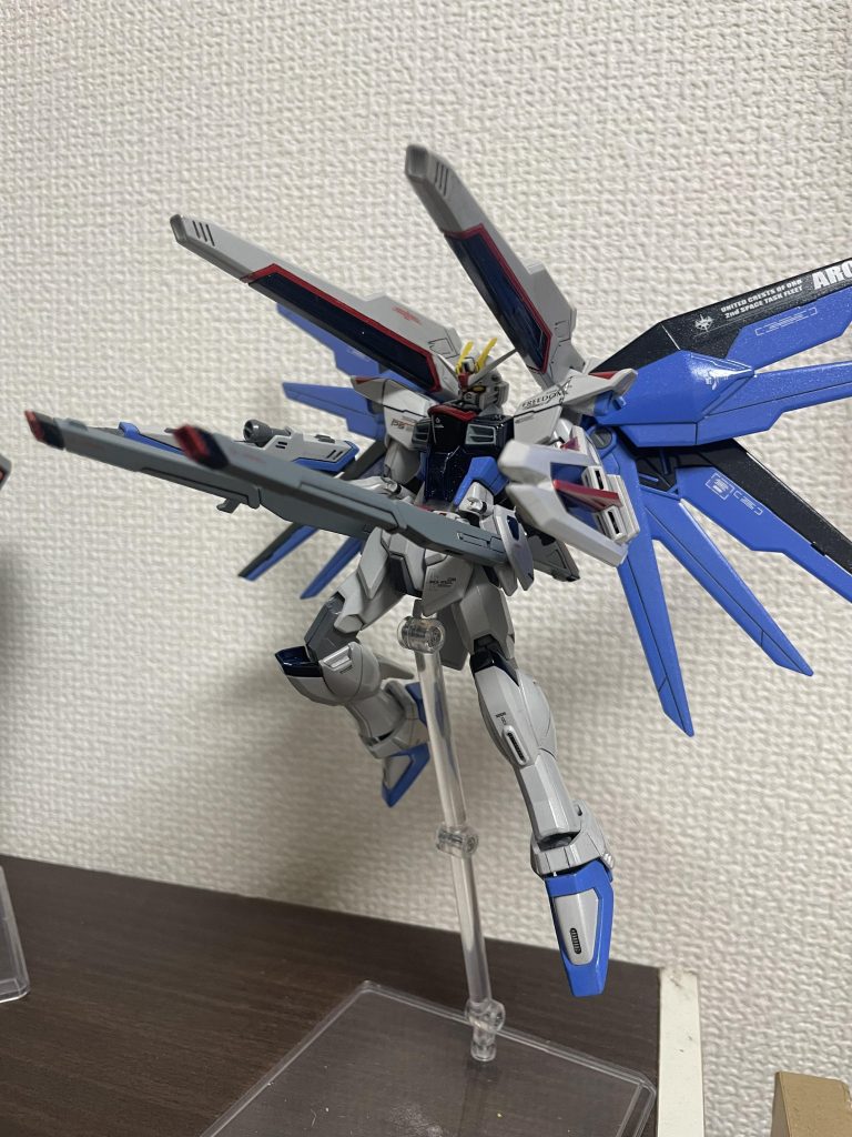 作って一年飾ってましたが一度もやらなかったハイマットフルバースト！上半身に対して下半身がちょっとスマートすぎる気がしました。