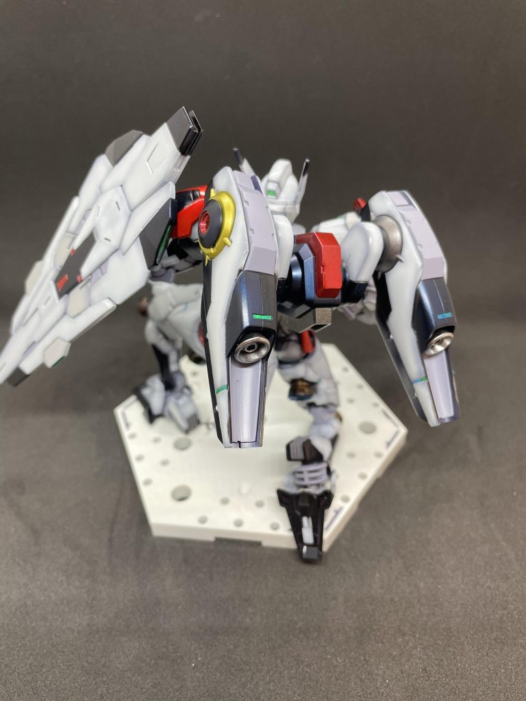 配色はMS本体と統一感を持たせるために同じようなな配色で塗装。ポリス感が出るように、アクセントでキャンディレッドとゴールドに塗り分けしてます。円形のデザインの所の塗り分けが大変でした。。