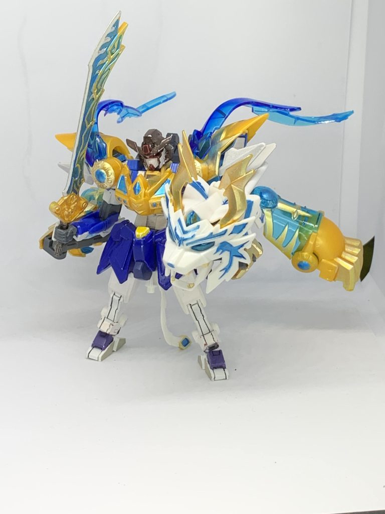 そして白虎将第二形態。干渉増えて動きが制限かかるので動かすには不向き。白虎顔シールドは裏にアースリィの盾持ち手部を邪魔な部分切り取って接着してます。股下に尻尾パーツも接続してます。胸はアースリィの胸アーマーを使いネオジム接続です。他のアーマーを作る際も同接続で簡単にしたくアースリィ部分は無塗装にしてます。