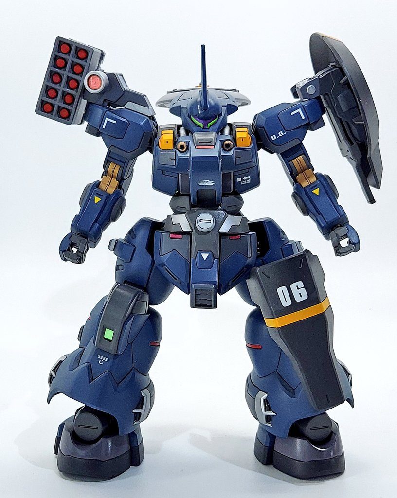 正面全体にディテール追加左膝にシールド装着右肩にセンサー+ミサイルポッド装備