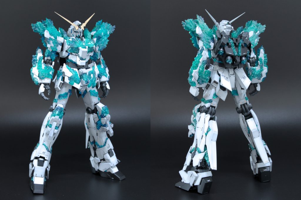 サイコフレームはグリーン単色だと味気ないと思い、ランダムにブルーを追加してみました。ホワイト外装の成形色はパールグリーンっぽい色ですが、いまいちだったのでホワイトにほんの少しブルーグリーンを混ぜた色で黒立ち上げ塗装。足やバックパック最近入手したプリズムブルーブラックをベースにした濃い青でシックに塗装。