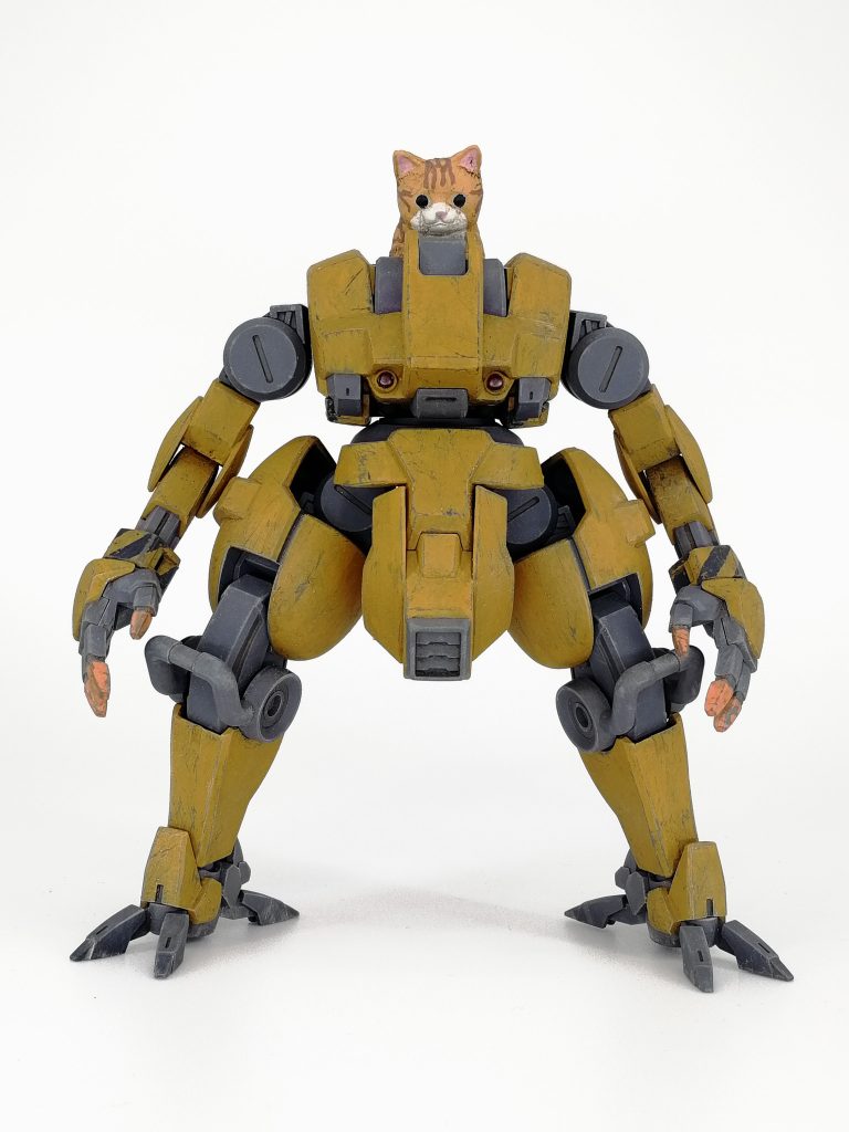 設定的なのヨツバ重機の民生用重機部門から分社したMIZUHOSHI（水星）の標準型WT。キャッチコピーは「漲るパワーと父の汗」老朽化の進むヨツバ系重機の多くを置き換える汎用性とお手頃な価格で急速に普及を進め続ける久々の世代交代機。とはいえ販売開始から既に5年を数え過酷な環境で既にベテランの貫録を出しつつある機体も多い。画像の機体もフレームこそまだまだ綺麗なものであるが塗装には細かな傷が目立つようになってきた今日この頃。構造上WTのコクピットは狭く、環境としては劣悪な乗り物に分類される物である。そのため現在の民生用の機体では環境改善のためオープントップ型の機体が多く密閉型の保護外装はオプションとして用意される物が多く本機も典型的なそれである。狭い方が落ち着く者にとってすら腕を伸ばす事さえ困難な狭さは許容し難いのだ。