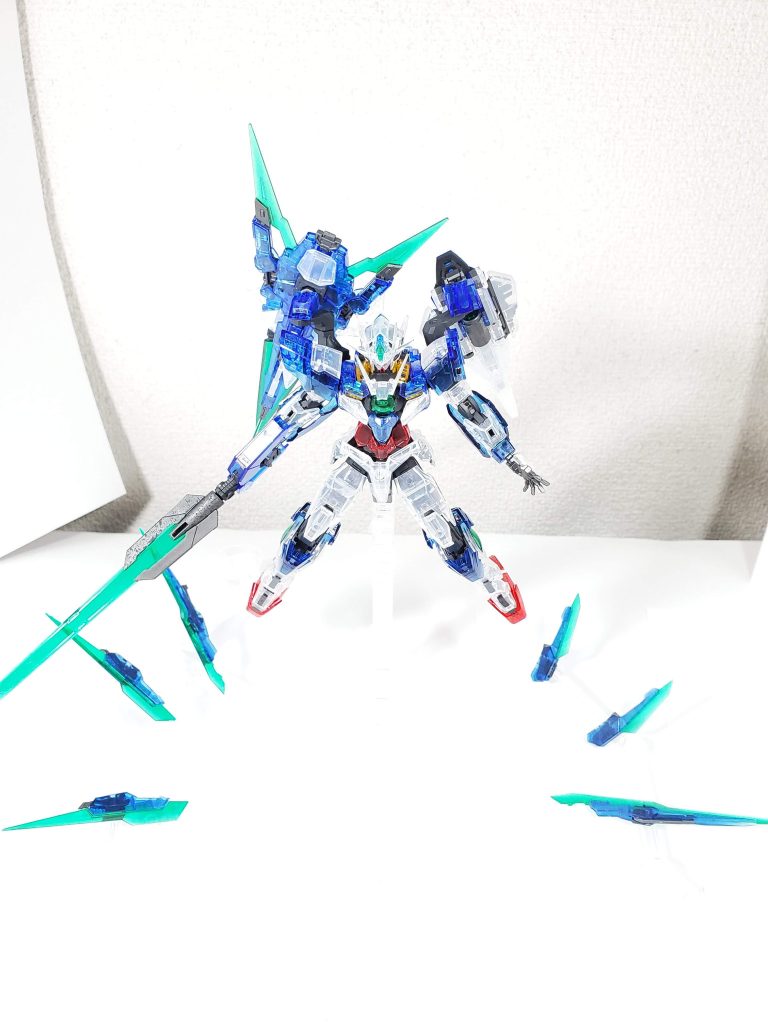 食わず嫌いしていたクリアカラーのガンプラを初めて購入して、完成したときの美麗さに感動したのを覚えています！フレームはクリアカラーとのメリハリをつけたくてガンメタで塗装しました。