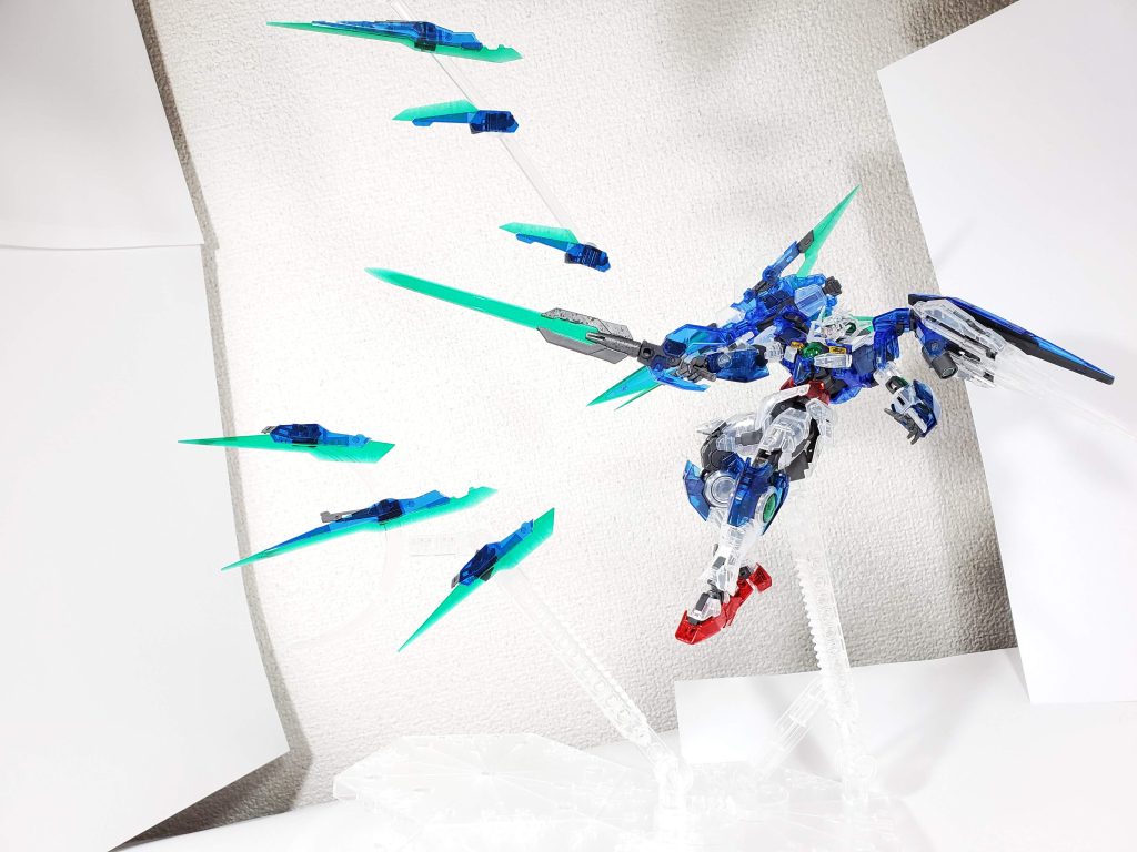 クアンタの粒子感を出すためにもう少しトーンが高いメタリック系の塗装をしてもよかったかな？と思います！ポージングはキマってるようです👊