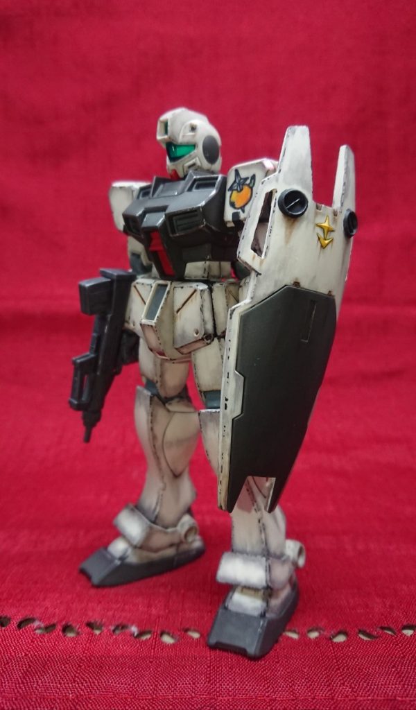 肩に『びわ隊』のロゴを描きました。果物のびわに連邦軍の星が刺さっているマークです。