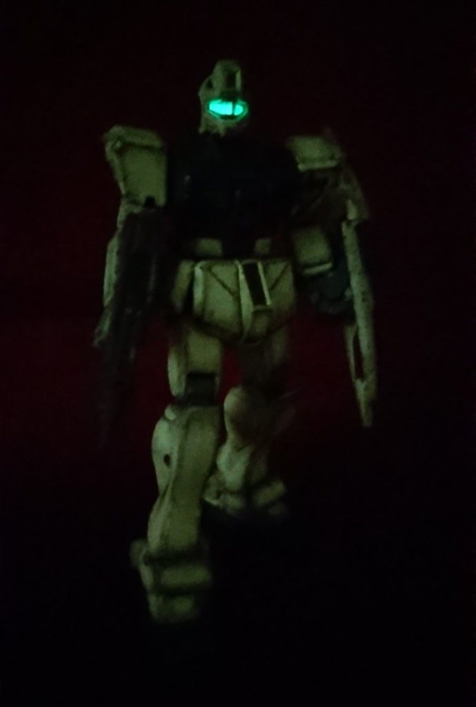 頭部（クリアパーツの内側）に蓄光シートを仕込みました。暗闇で発光します。ちょっとしたイタズラごころです✨頭部先端のカメラに蓄光シートを貼らなかったのは…所謂「忘れてた」です！ 