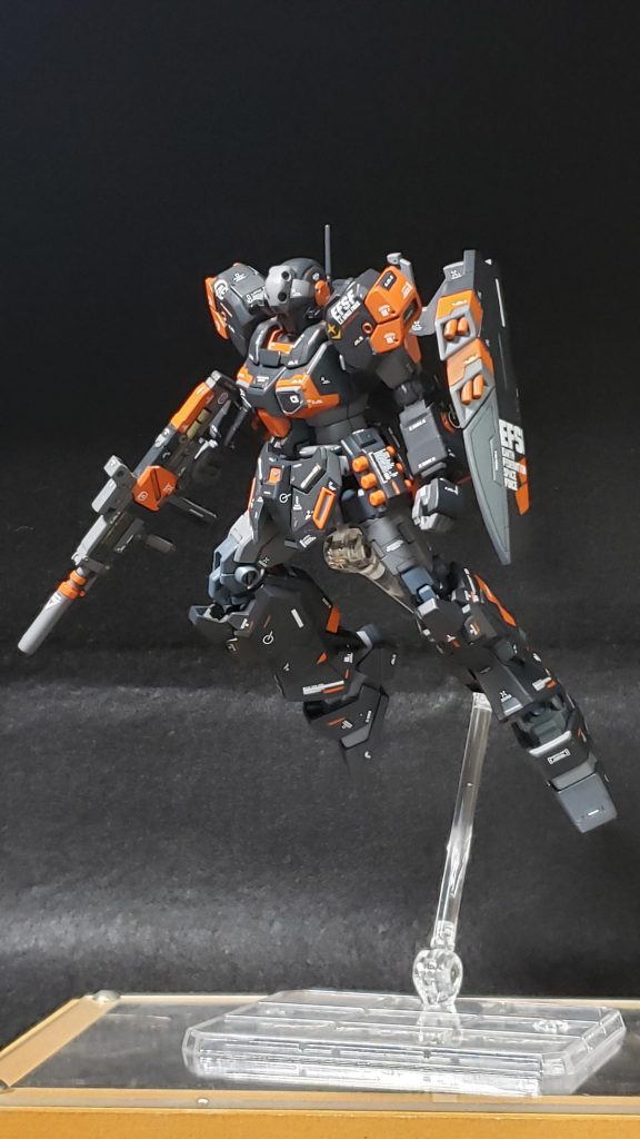 肩アーマーがゴツいクセに位置が下にあった為怒り肩になるよう上にずらしました。