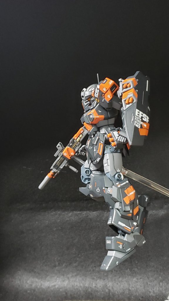 もともとの機体色に寄せて塗装し物足りなかったのでオレンジを差し色で所々に使ってみました。