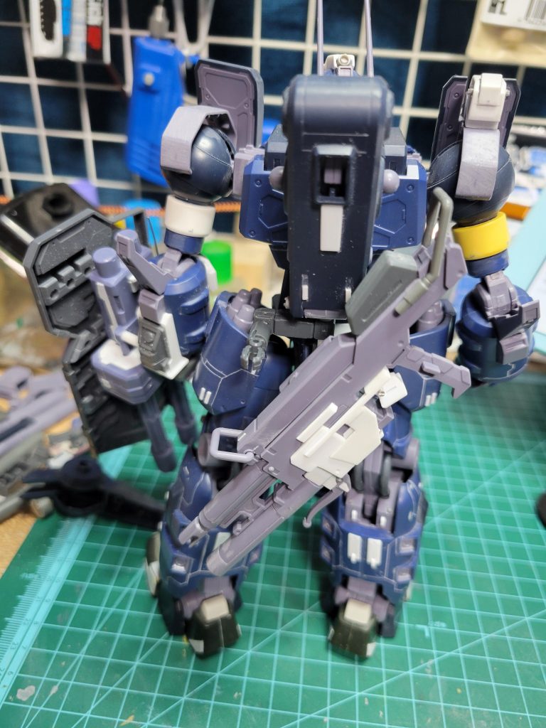 どうにかホルダーみたいの作って後ろにマウントしてます