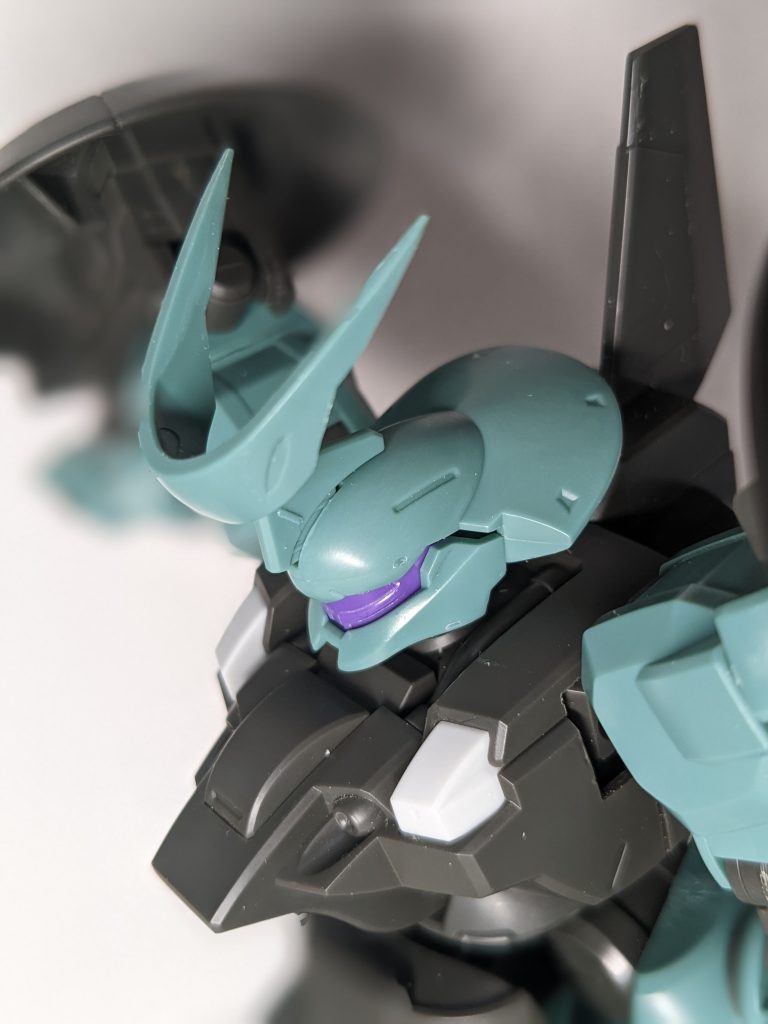 ブレードはピンピンが好きなので…あと、胸部バルカンの穴を貫通させてあります。