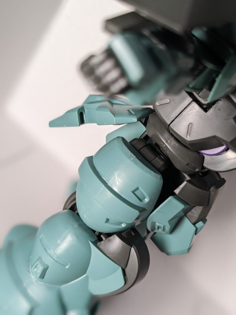 腰部、腿、スネにガッツリ合わせ目があるので、ウェザリングしたした時に色が流れ込まない程度に、つや消しを吹くので、ヤスリも800番ぐらい。ヤスリは百均の3ステップ爪磨きで十分。