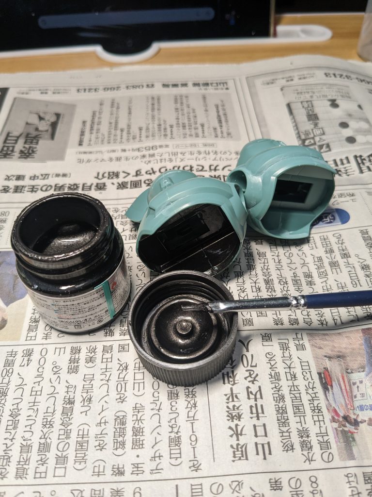 裏塗り。ポージングで、肩や肘、膝、腰回りのアーマーの裏の成形色が見えるのが好きじゃ無いので、焼鉄色で塗りつぶし。