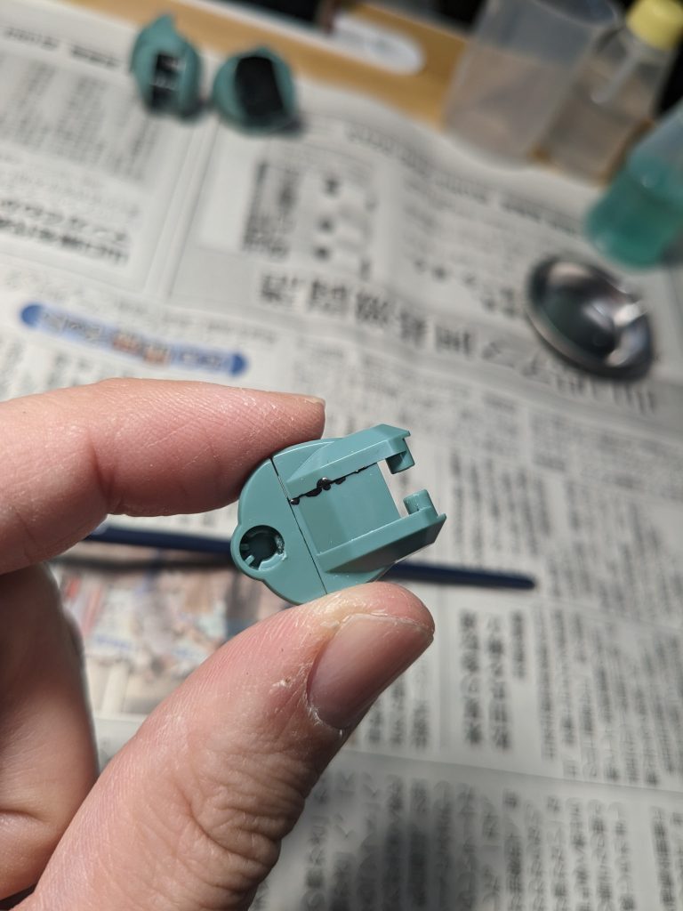 裏塗りあるある。分割ラインで表に滲み出たりします。ついでなので、このまま墨入れにしちゃいます。