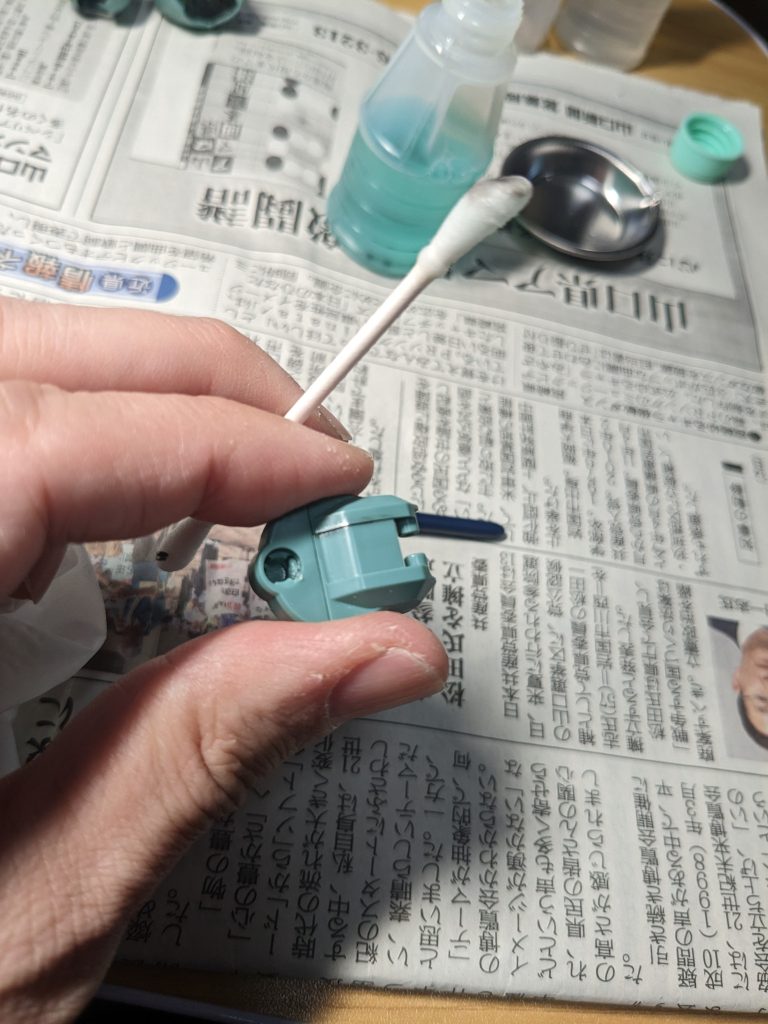 マジックリンを染みこませた綿棒で撫でると、アッという間に汚しも付いた墨入れに。マジックリンを染みこませすぎると、今度は同じ隙間を通って、裏塗りを剥がしてくれるので注意。