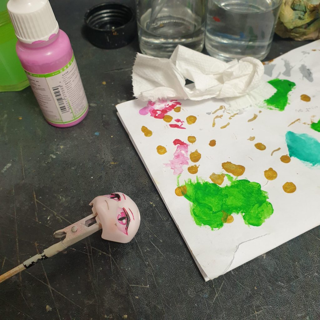 作業内容は顔の整形SD三国伝キュベレイと三国創傑伝をミキシング武将座を  ショーケースに改造ポリキャップ削除で関節強化HGファルシアのビットをファンネルとして使用