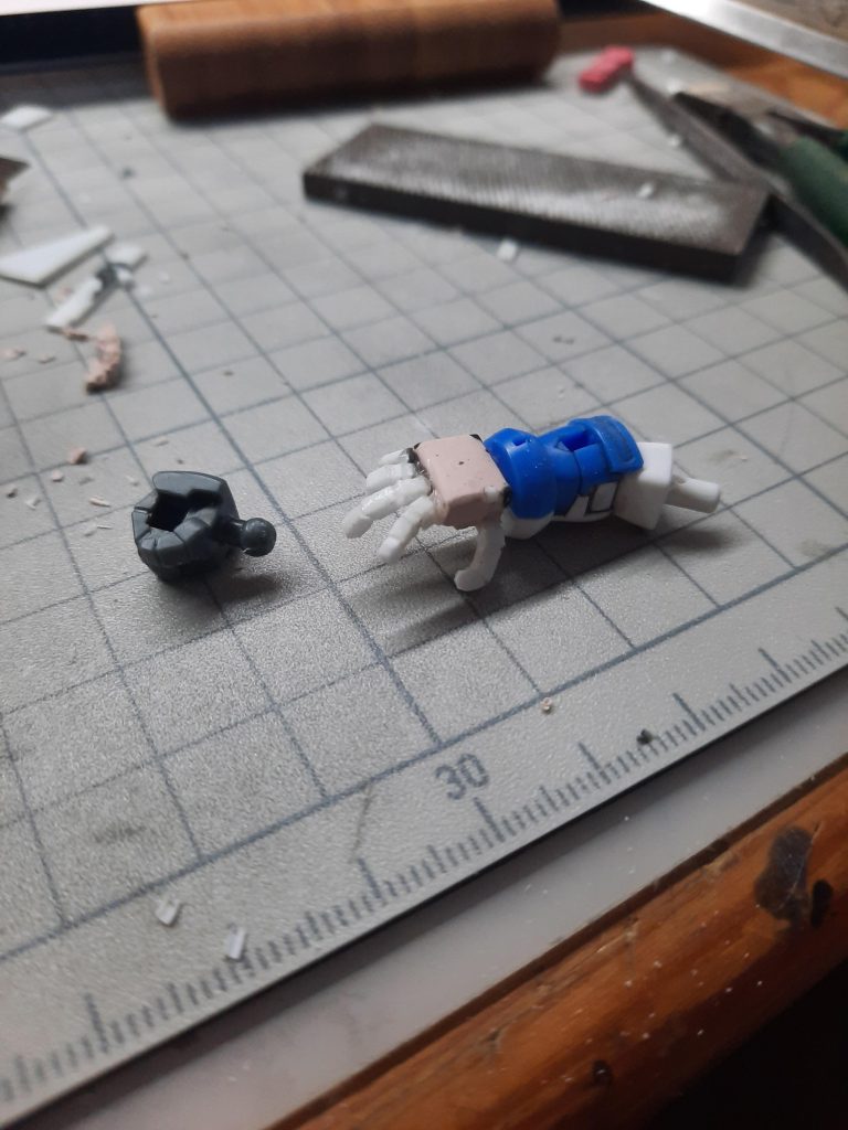 手首はポリパテやプラ板で作りました。