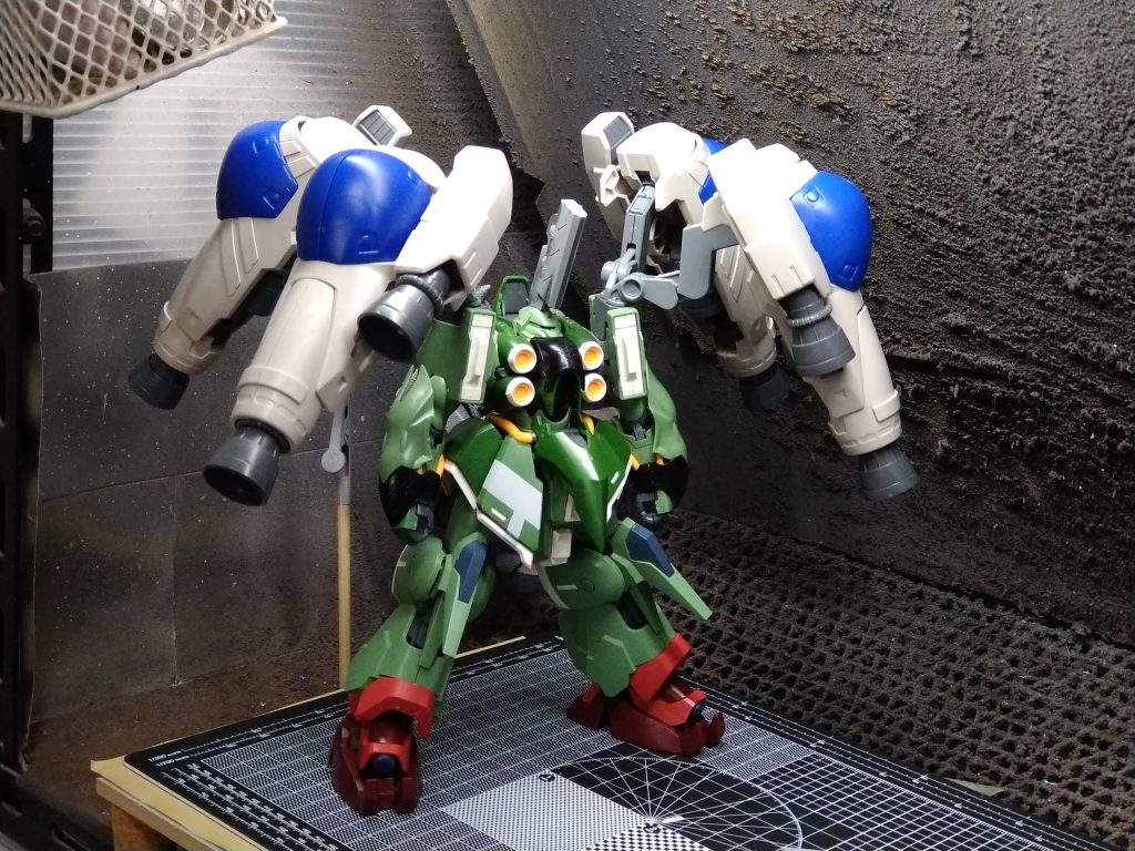 使用キットはHGUCクシャトリヤ、MGのGP02サイサリスを2つとHGBD羅刹・天、それにシステムウェポンズの005を6つに006を3つ。足が少し伸びたので、その分フロントスカートやサイドスカートも延長しました。